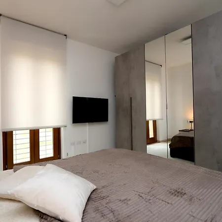 Apartment Comfy Living! Renovated 2 At Ambra Apartments-lift-secure Parking-great Area!