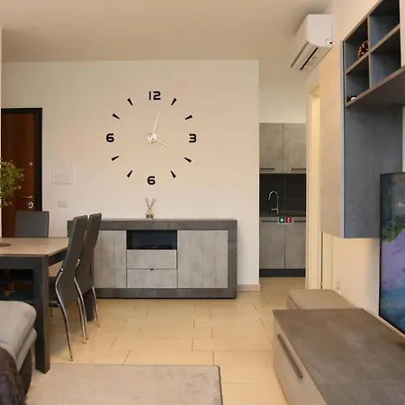 Apartment Comfy Living! Renovated 2 At Ambra Apartments-lift-secure Parking-great Area! *